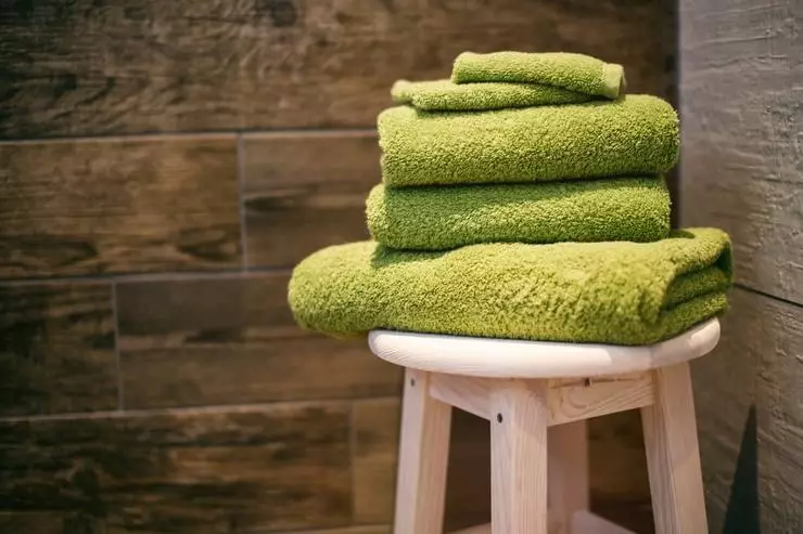 Después del baño, gire en una toalla limpia y seca para que la piel se enfríe lentamente.