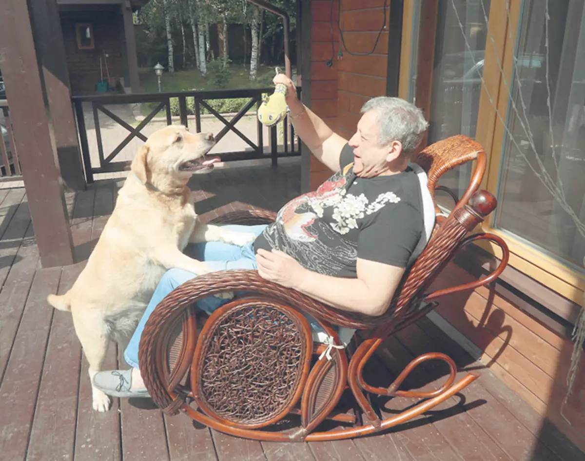 Boris Gracheksky siger, at sidder i stolen ikke er hans afslapningsformat. Men nogle gange er det så rart at slappe af på verandaen i et sjovt selskab