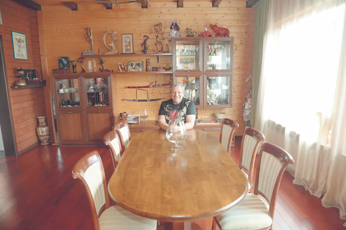 Grachevsky ઘરમાં હંમેશા મહેમાનો માટે ખુશ છે. અહીં વિશાળ છે, એક મોટી ટેબલ છે, અને એકેટરિના, બોરિસ યુર્વિચના જીવનસાથી, સુંદર છે