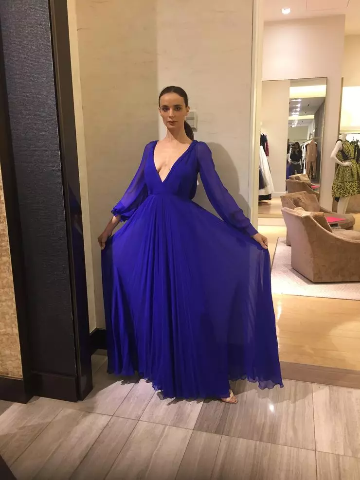 Kira Dikhair- ը Victoria Beckham- ի հագուստով