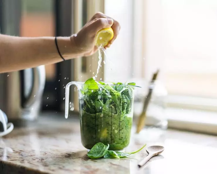 Forbereder den perfekte frokostdrinken