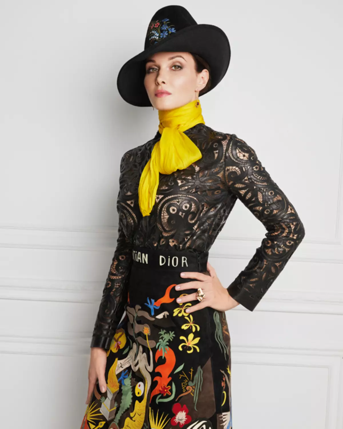 Paita, hame, huivi, rengas ja korvakorut, kaikki - Dior; Hat, Lilia Fisher