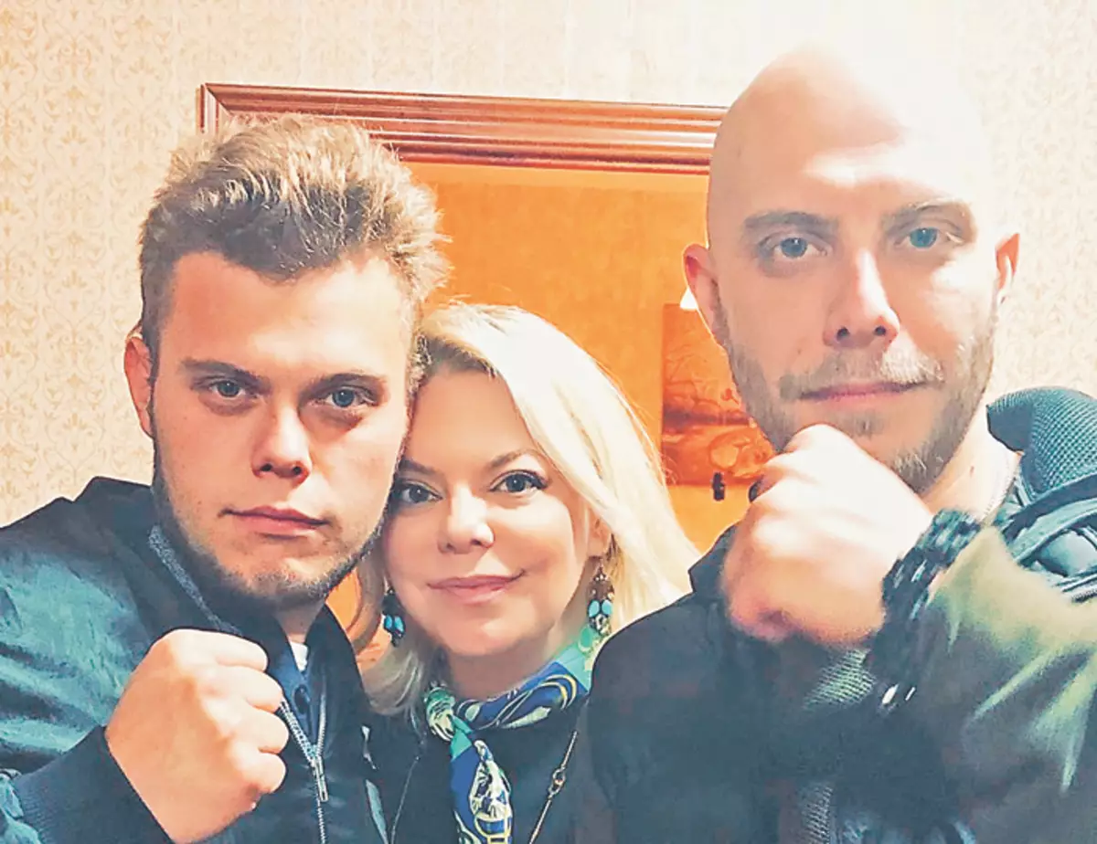 Yana Poplavskaya avec Sons Nikita et Klimom