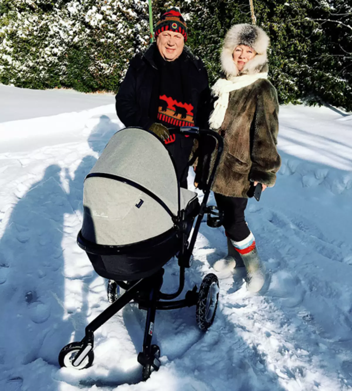 Vladimir Nathanovich en Tamara Viktorovna voor een wandeling met kleinzoon Fedor