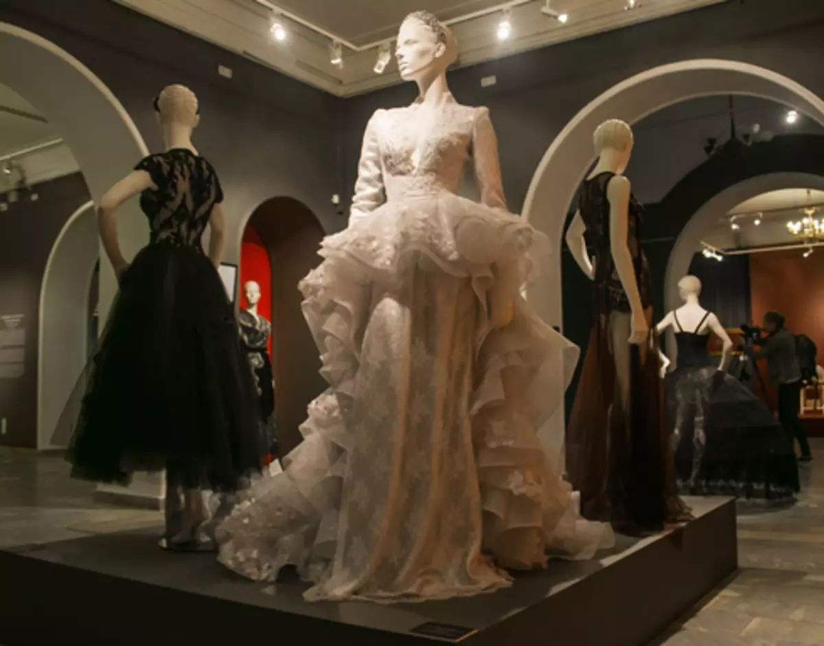 लेसी ट्रिममा विवाह पोशाक सँधै प्रासंगिक