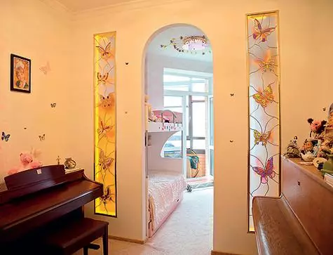 In het appartement van de kunstenaar zijn er veel vlinders. Ze versieren de exclusieve ladekast in de kunst deco-stijl in de woonkamer en de boog in de kinderkamer. Foto: Miguel.