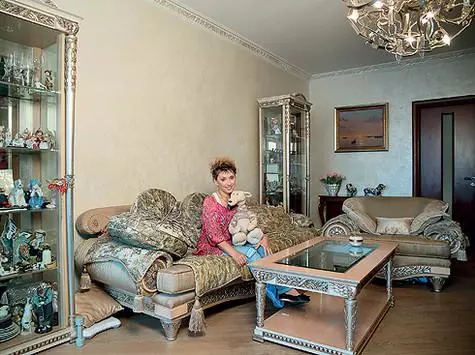 Дневната соба се изведува во мирен класичен стил, а само лустерот на невообичаена форма вели дека творештвото живее овде. Фото: Мигел. Шминка и фризура: Inna Alikin.