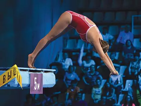 Spring van een 5-meter toren was al een prestatie voor Kati, maar als voordat het de taak was om het team te redden, zou ze zijn gestegen tot een springplank van 7,5 meter. Foto: Ruslan Roshpkin.