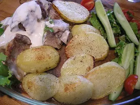 Cūkgaļas stūre vislabāk tiek pasniegta ar vaina kartupeļiem.