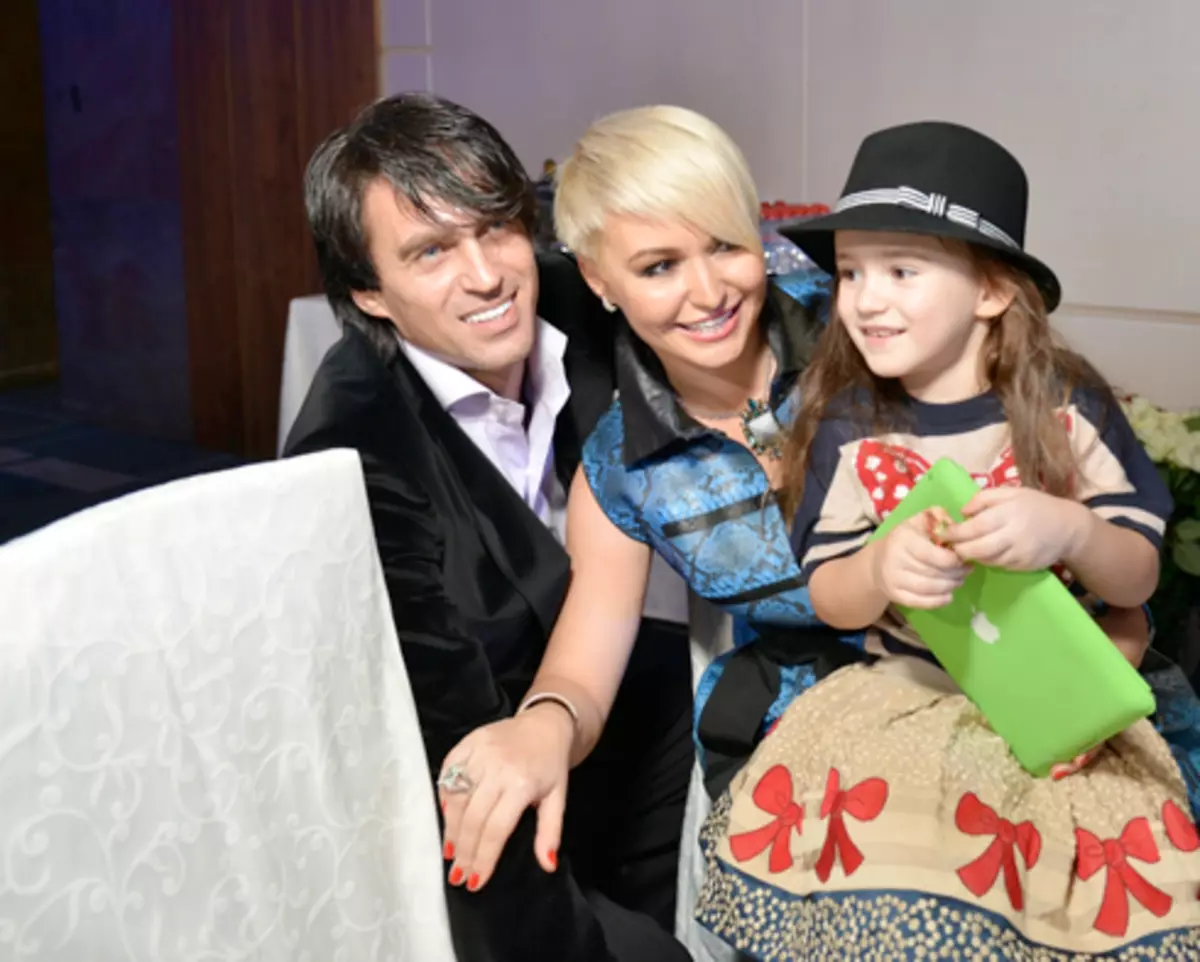 Dainininkų ir Igoro Kuznetsova Emilia dukra šiais metais baigė pirmos klasės
