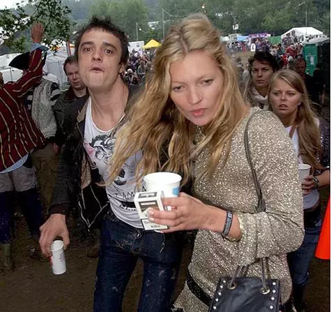 Kate Moss kaj Pete Doherty. Foto: Rex Trajtoj / fotodomd.ru.