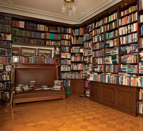 图书馆是Elena最喜欢的场景。有时候他在晚上令人不安的是一个有趣的书。照片：Sergey Kozlovsky。