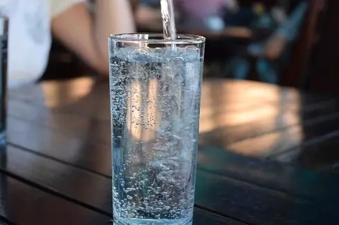 Un got d'aigua abans del menjar: la norma