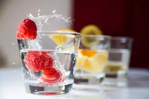 Legg frukt og juice til vann