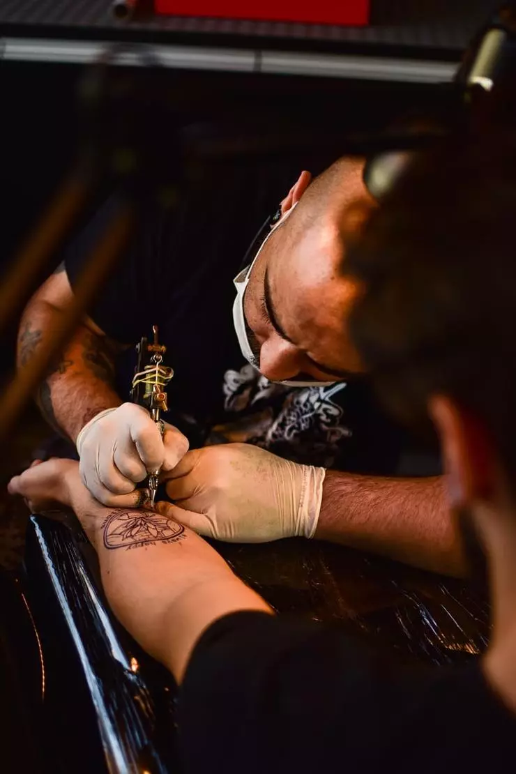Sogar ein erfahrener Meister ist nicht einverstanden, das Tattoo auf frischer Narbe zu füllen