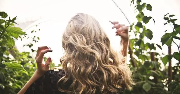 Cabelo encaracolado: nós fazemos ondas sem uma onda