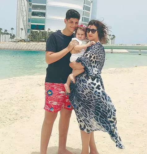 Il figlio di Jasmine Mishe in agosto avrà 16 anni, e la figlia Margarita - 1,5 anni. Nella foto: cantante in vacanza con bambini a Dubai.