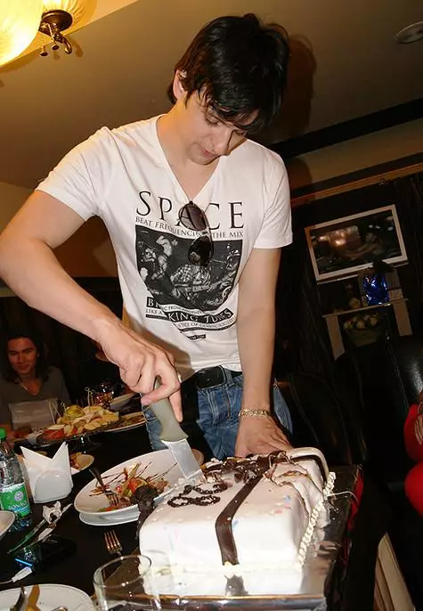 Doğum günü pastası kendini kesti. Fotoğraf: Şarkıcının kişisel arşivi.