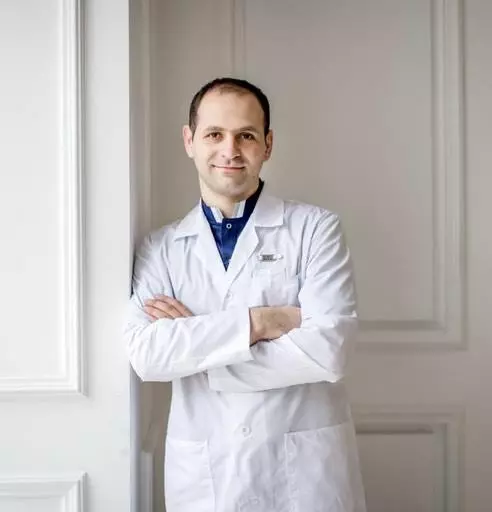 塑料重建和美學外科醫生，俄羅斯塑料學會的有效成員，重建和美學外科醫生Vaagn Azizyan