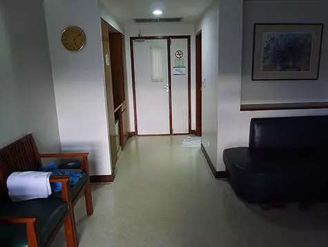 في مستشفى جناح، يشبه غرفة الفندق، فهناك كل ما تحتاجه - من معجون الأسنان مع فرشاة لألوان مزرقة كيمونو.
