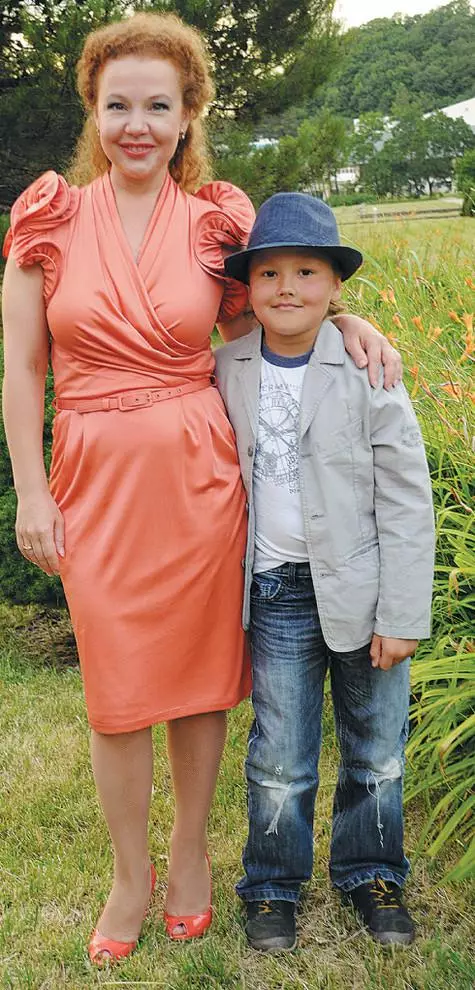 Skuespillerinde Tatyana Abramova med søn Ivan Kulishenko. Foto: Boris Kremer.