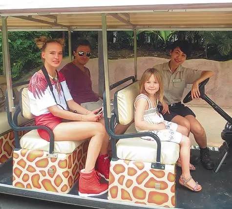 Natasha ve kocası İskender ve büyük kızı, hayvanat bahçesini ziyaret ettikleri Singapur'da üç gündür. .