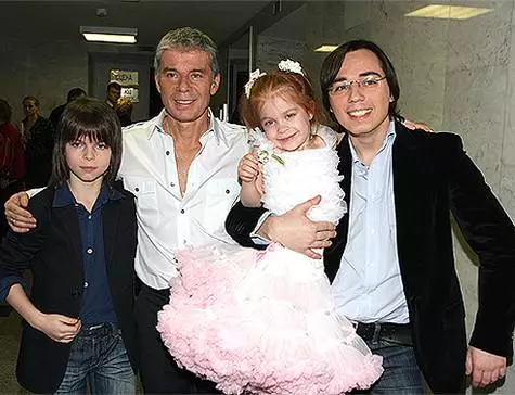 Familie voor Gasmans stond altijd in de eerste plaats. Op de foto: Oleg Gazmanov, de oudste zoon Rodion, de jongere zoon van Philip en de dochter van Marianna.