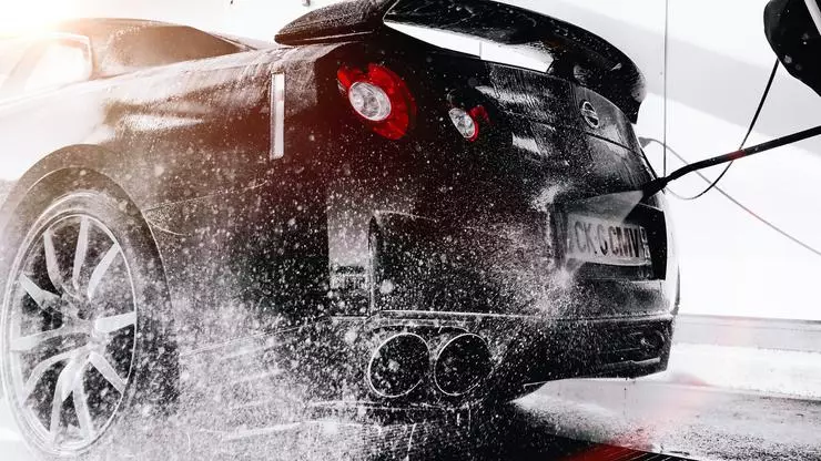 Pogostejše umivalnik, še posebej z ročnimi tlačnimi cevi, bo pomagal zaščititi avto iz akumulacije soli