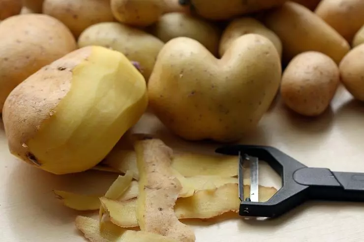 Кез-келген картоп пісіруге жарамды - оны щеткамен жақсылап шайқау керек, себебі щеткамен, қабығымен және қабығында басқа ластаушы заттар жоқ