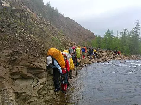 Dans les montagnes, il n'est pas recommandé de marcher dans des baskets. .