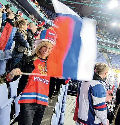 Penyanyi itu pergi ke Piala Dunia dan sebagai peminat, dan sebagai duta yang menyokong pemain hoki Rusia di Finland. .