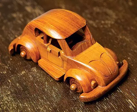 Artis mobil kayu digawa minangka hadiah saka Afrika. Foto: Sergey Kozlovsky, Timur Zairov.
