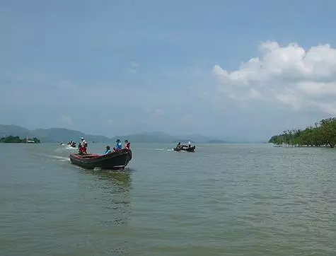 Sajad paadid turistidega töötavad Tai Myanmarile ja tagasi.