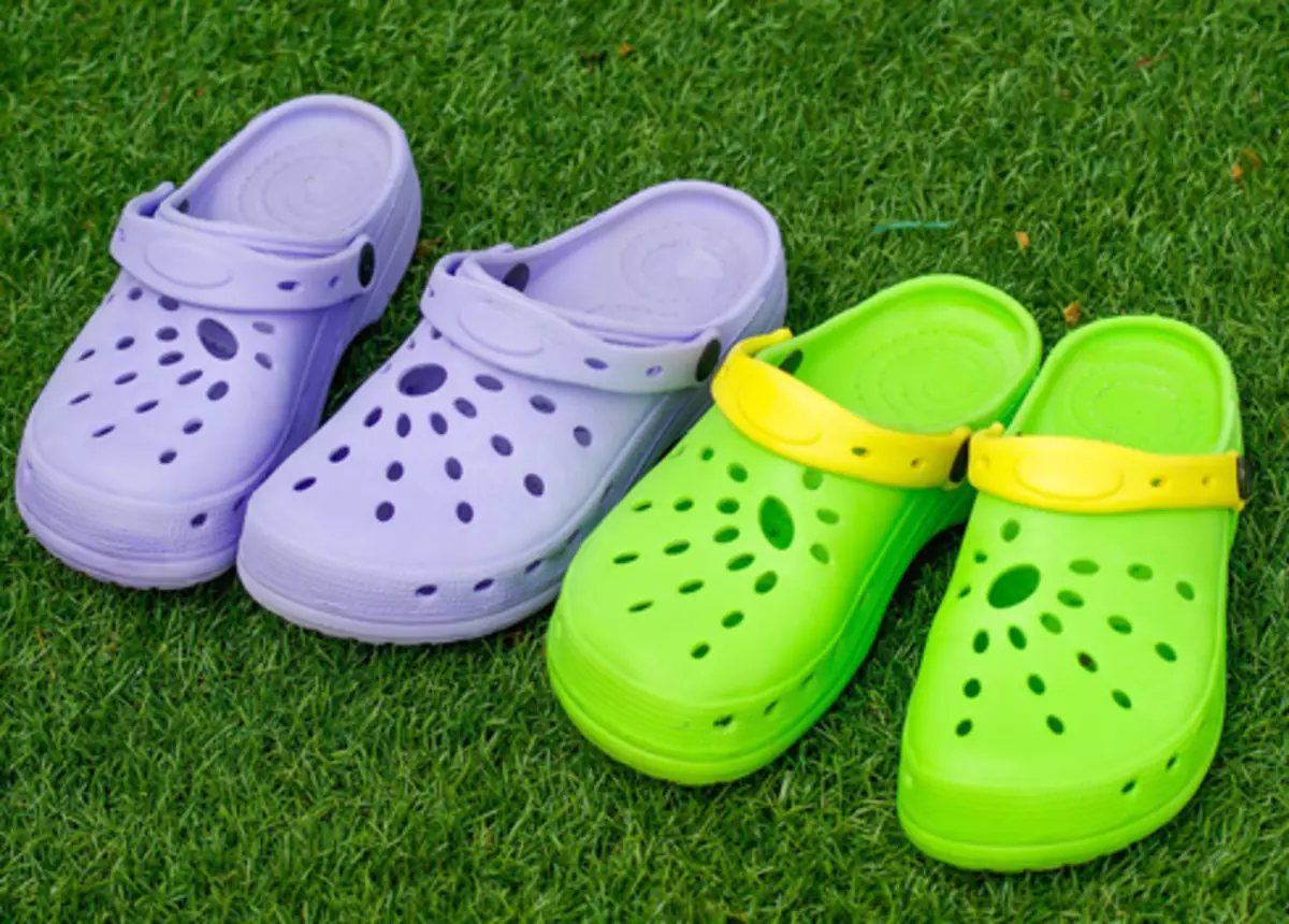 Ang biglaang hitsura sa Crocs brand market ay nagbalik ng katanyagan ng sapatos na goma