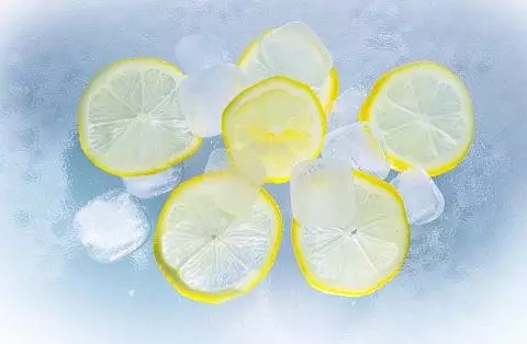 Frostigu la citronon kaj viŝu la vizaĝon per glaciaj kuboj