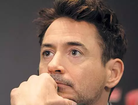 En la ĉefurbo Robert Downey Jr., unu kaj duono mil feraj homoj renkontis. La aktoro estis ravita kun Flashmob. Foto: Gennady Avramenko.