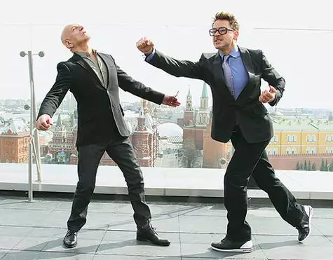 Ben Kingsley et Robert Downey Jr., arrivant à Moscou, se leva immédiatement: ils sont donc entrés dans l'image de leurs héros. Photo: Gennady Avramenko.