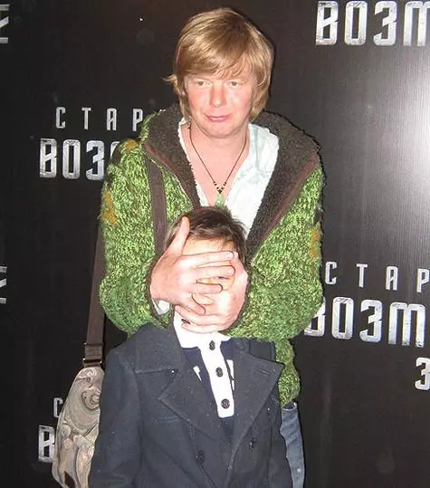 Андрій Григор'єв-Апполонов з сином на прем'єрі фільму «Зоряний шлях: Відплата».