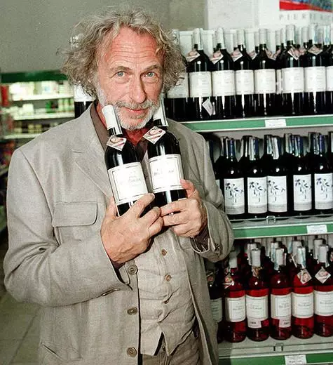 Pierre'nin nişanlandığı şarap yapımı, arkadaşını ve meslektaşı Gerard Depardieu'yu ekliyor. Fotoğraf: SIPA Pres / fotodom.ru.