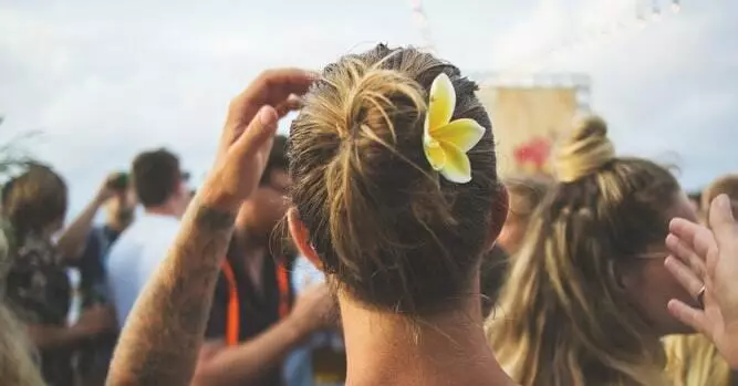 Música nos ató: Peinados para el Festival.