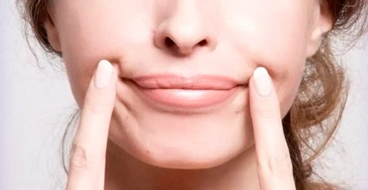 Për të eliminuar efektin e këndeve të ulura të gojës