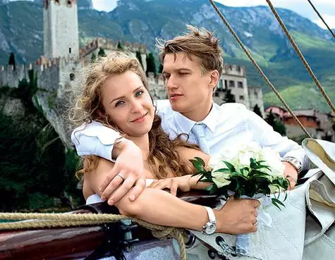 年輕人上演了婚禮在意大利在加爾達湖的岸，一個老城堡站立的。照片：個人檔案。