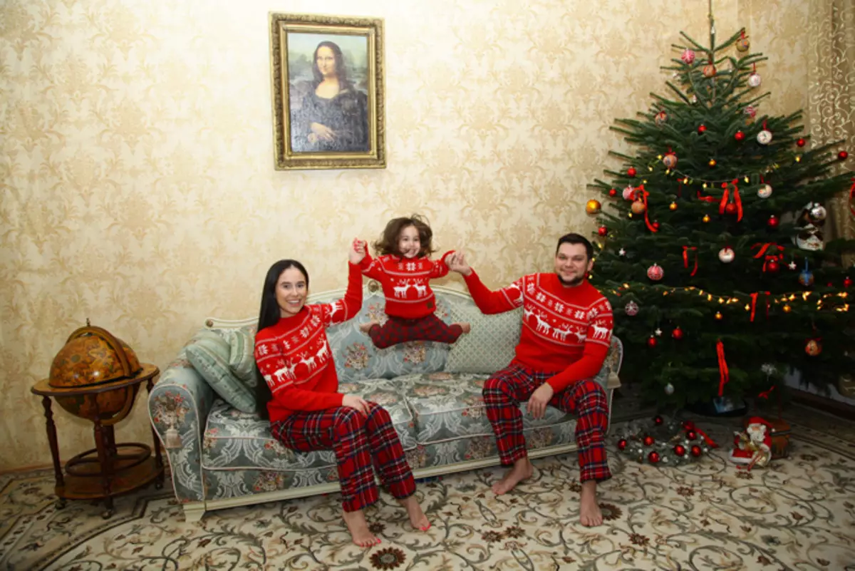 Familien af ​​ilans Yuryeva sammen klædt op et to meter levende træ
