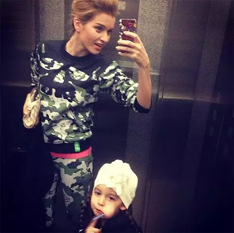 Ksenia Borodin dengan anak perempuan. Foto: Instagram.com.