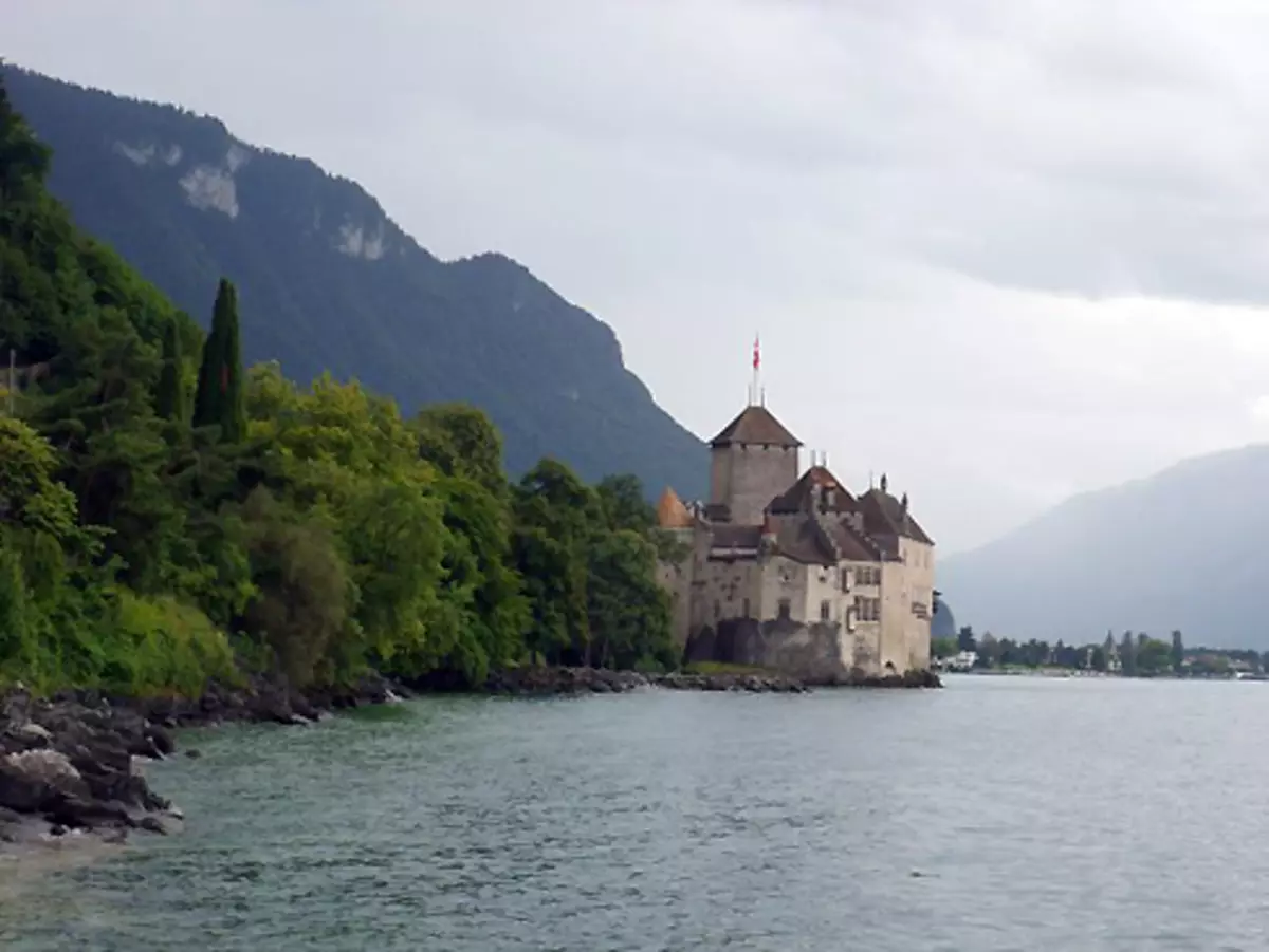 Шилонскиот замок бил изграден на брегот на Женева Езеро во 1160 година