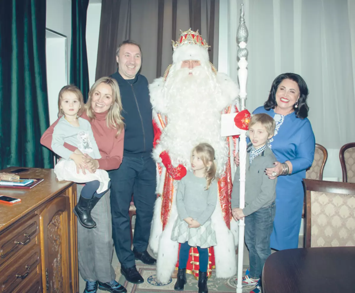 Hoodies de Babkina, bem como seu filho Daniel, nora Tatiana, neto Georgy e neta Vera e Marfa felizmente conheceu Papai Noel
