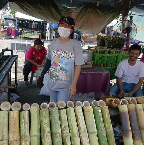 Tongkat bambu ini sebenarnya adalah hidangan penutup Thailand Kao Lam: Di dalam nasi manis disembunyikan, dipanggang dengan santan.
