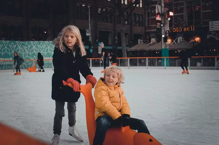 संपूर्ण कुटुंब च्या rink वर जा