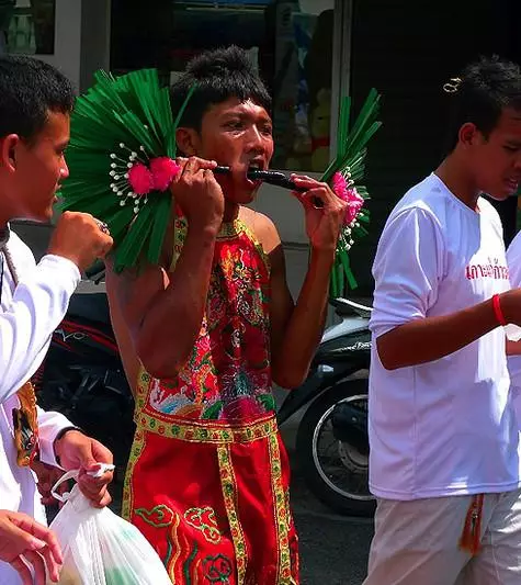 Ampir dalapan ratus taun, sakali sataun, pamersonén festival najian diri sorangan sareng sagala cara anu mungkin.