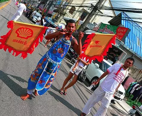 Agama lan perdagangan ing siji botol: Kadhangkala para peserta festival kasebut ana ing pariwara pariwara.